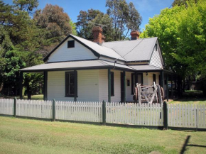 Lynden Cottage - built 1884 in the heart of town